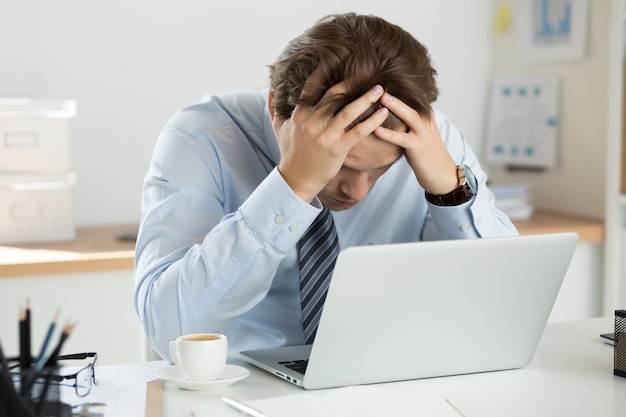 portrait homme au bureau travaillant