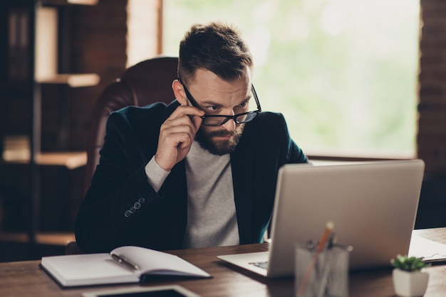 portrait homme au bureau travaillant