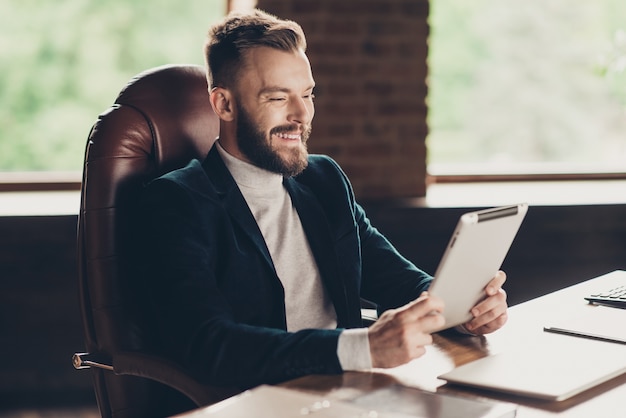 portrait homme au bureau travaillant