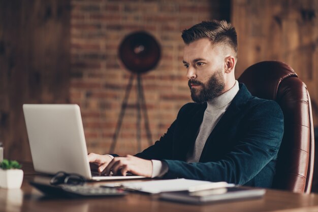 Portrait homme au bureau