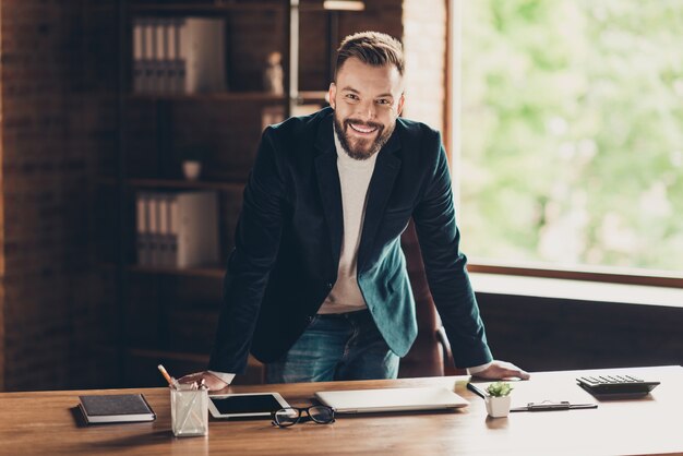 Portrait homme au bureau