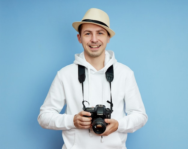 Portrait d'un homme au chapeau, sourire et émotions joyeuses sur son visage