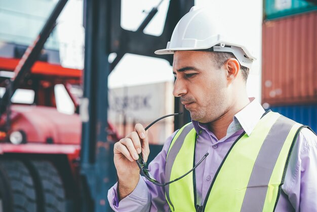 Photo portrait d'un homme au travail