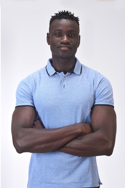 portrait d'un homme aux bras croisés sur fond blanc