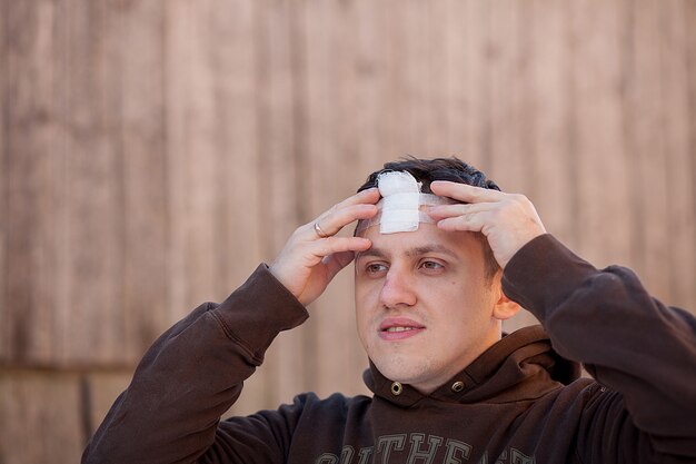 Portrait d'un homme avec un bandage sur la tête