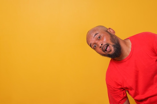 Photo portrait d'un homme à barbe chauve regardant de côté