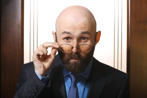 Portrait d'un homme avec une barbe et des lunettes