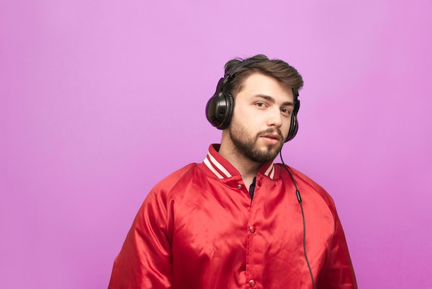 Portrait d'un homme avec une barbe, vêtu d'une veste rouge