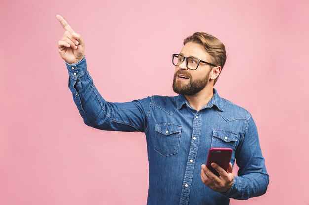 Portrait homme barbu à l'aide de téléphone