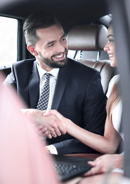 Portrait d'un homme barbu assis dans la voiture