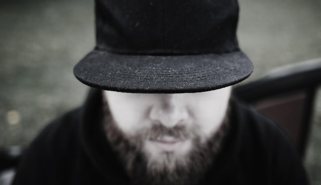 Portrait d'un homme barbu à la casquette