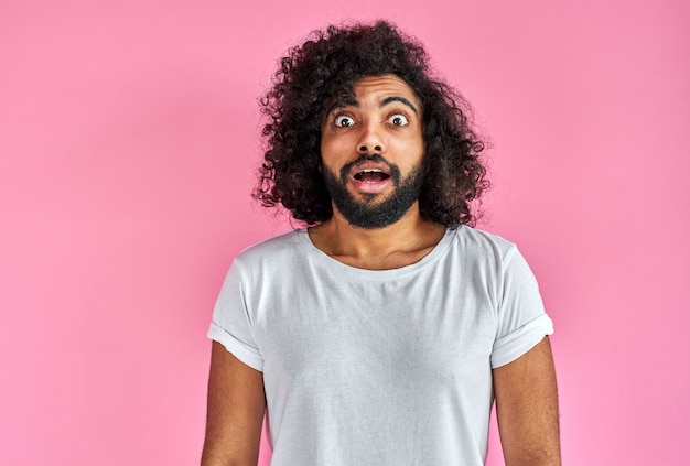 Portrait d'homme barbu choqué