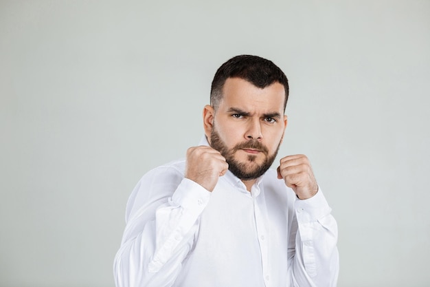 Portrait d'homme barbu en colère