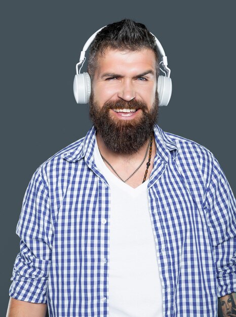 Portrait d'homme barbu écouter de la musique dans les écouteurs