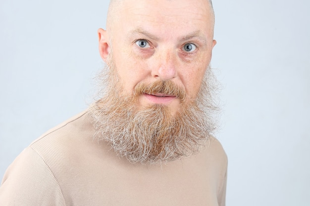 Photo portrait d'un homme barbu sur un espace lumineux