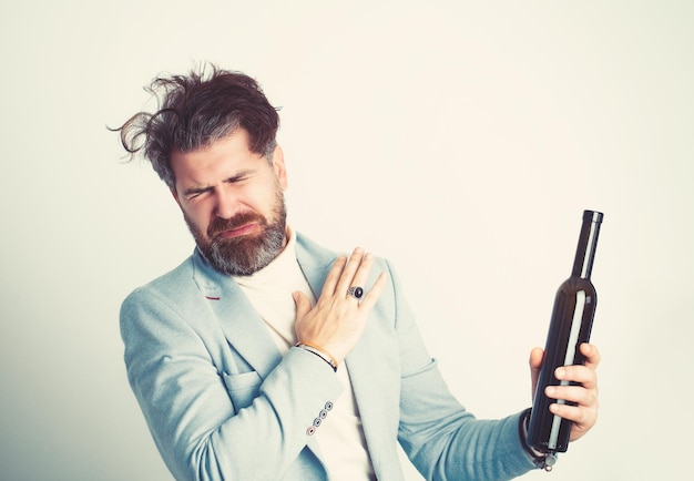 Portrait d'homme barbu ivre drôle isolé sur fond blanc