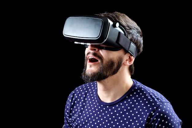 Portrait d'homme barbu avec des lunettes de réalité virtuelle