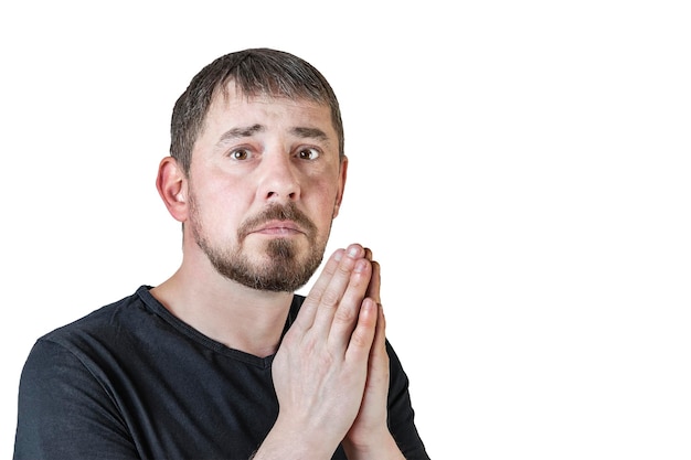 Portrait d'un homme barbu séduisant d'apparence européenne avec de légers cheveux gris sur un fond blanc isolé Il croisa les mains pour prier Expression des émotions d'un homme