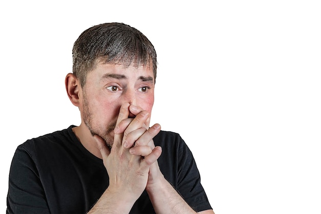 Portrait d'un homme barbu séduisant d'apparence européenne avec de légers cheveux gris sur fond blanc isolé Émotions négatives d'horreur Expression des émotions d'un homme