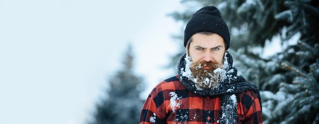 Photo portrait d'un homme barbu sérieux dans la neige homme d'hiver en colère avec barbe dans la neige sur un visage sérieux brutal b