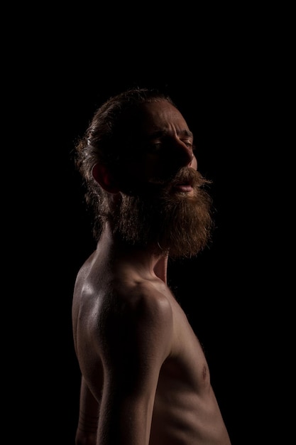 Portrait d'homme barbu en studio photo. Expression et mode