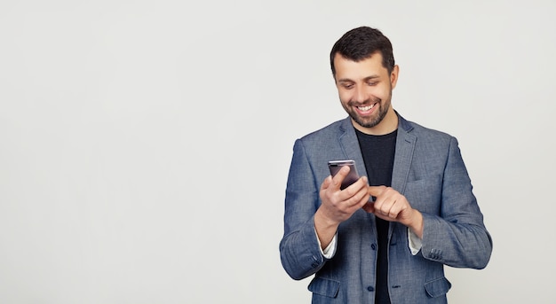 portrait homme barbu avec téléphone