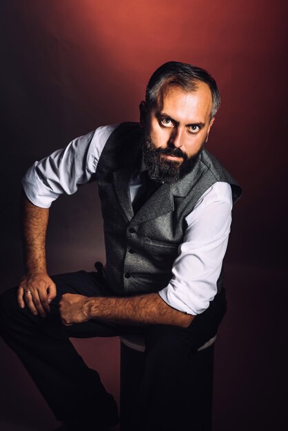 Portrait d'homme barbu très charismatique en studio