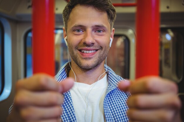 Portrait d'un homme beau, écouter de la musique