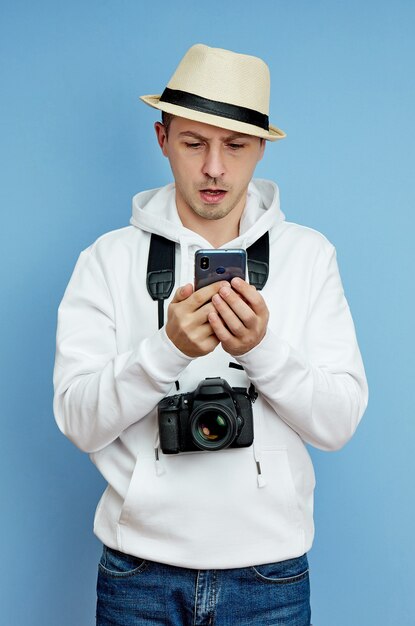 Portrait d'un homme blogueur avec un téléphone à la main