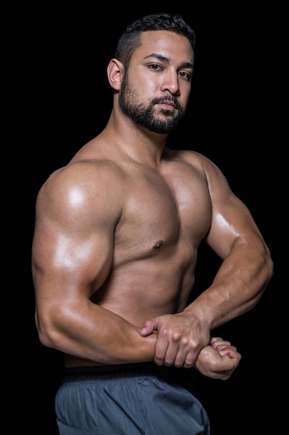 Portrait d&#39;un homme bodybuilder flexion des muscles