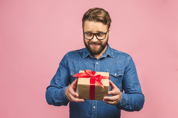 Portrait d'un homme avec une boîte cadeau