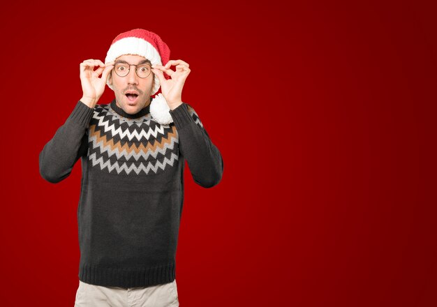 portrait homme avec bonnet de Noel