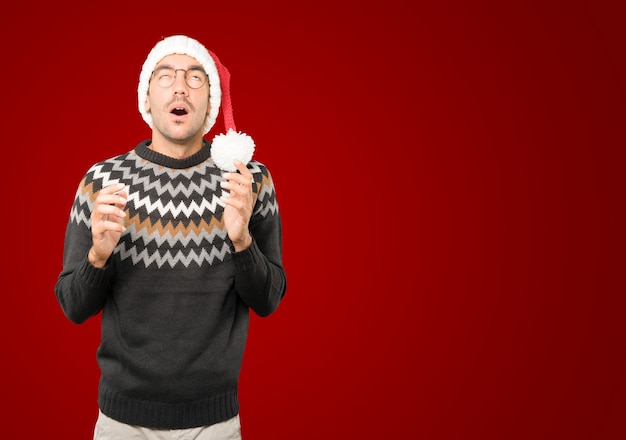 portrait homme avec bonnet de Noel