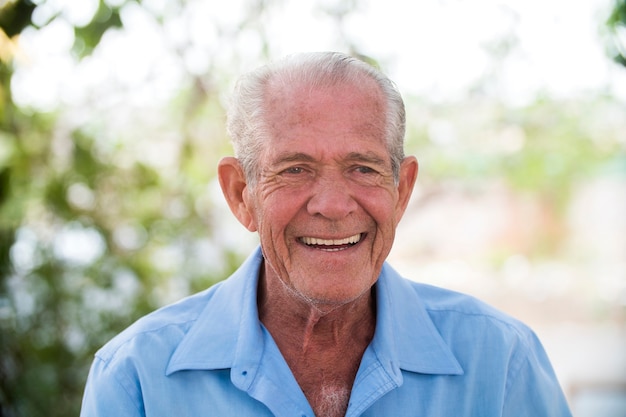 portrait d'homme brésilien senior regardant un endroit au coucher du soleil et souriant. Forme horizontale, copiez l'espace.