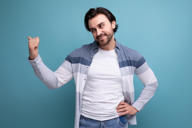 Portrait d'un homme brun fort et brutal avec des muscles