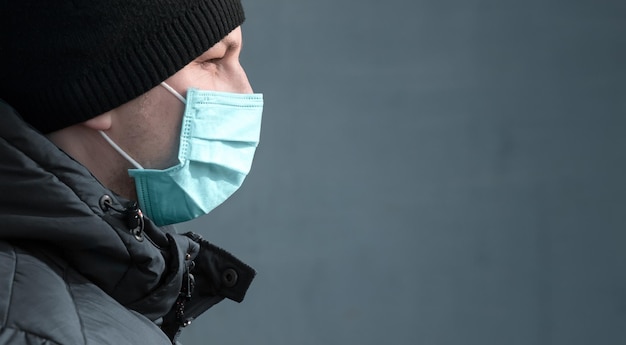 Photo portrait d'homme brune dans un bandage chirurgical sur fond d'un bâtiment