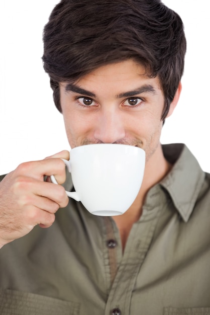 Portrait d&#39;un homme buvant un café