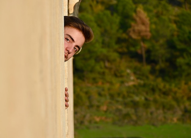 Photo portrait d'un homme caché