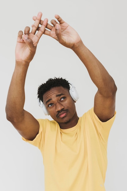 Portrait d'homme avec un casque montrant un double signe de paix