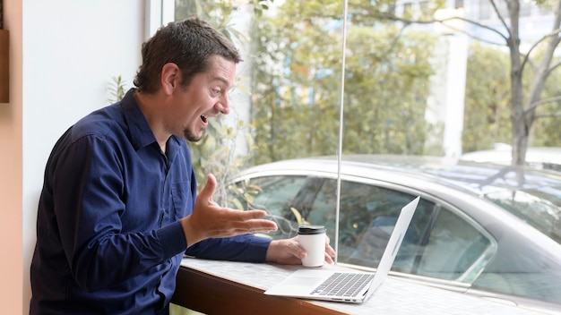 Portrait d'homme caucasien d'affaires dans un café