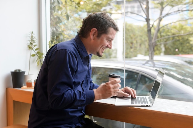 Portrait d'homme caucasien d'affaires dans un café