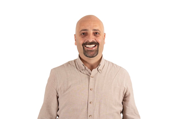 Photo portrait d'un homme caucasien largement souriant. beau mâle millénaire chauve riant à haute voix.