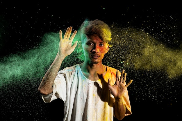 Portrait d'un homme célébrant Holi avec de la poudre Holi colorée