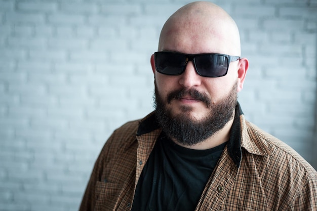 Portrait d'un homme chauve dans une chemise avec une barbe