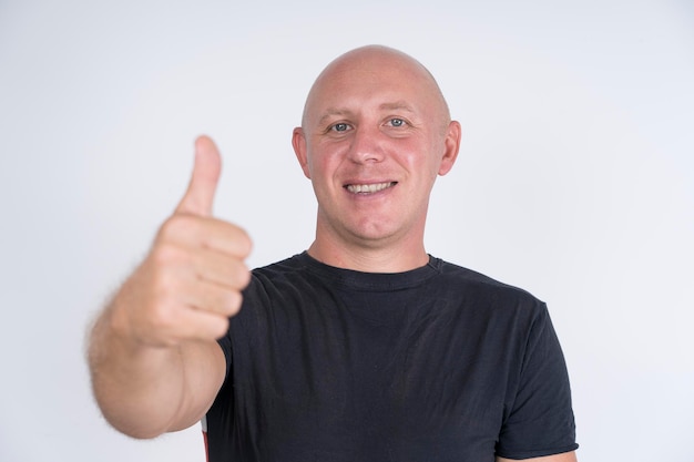 Portrait d'un homme chauve heureux à l'intérieur en gros plan