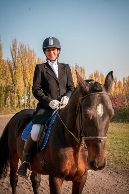 Portrait d'un homme à cheval sur un champ