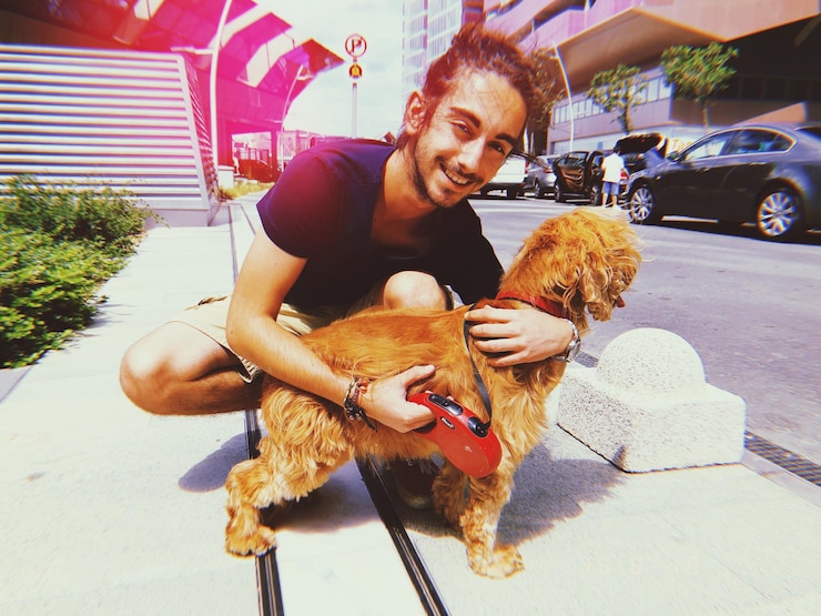 Photo portrait d'un homme avec un chien sur un sentier