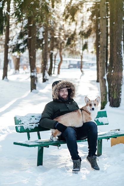 Portrait homme avec chien Welsh Corgi