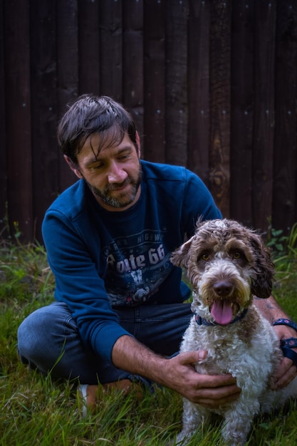 Photo portrait d'un homme avec un chien