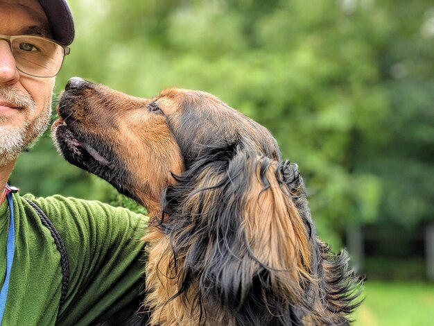 Portrait d'un homme avec un chien